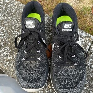 Woman’s Nike Flyknit Lunar 3 size 8
